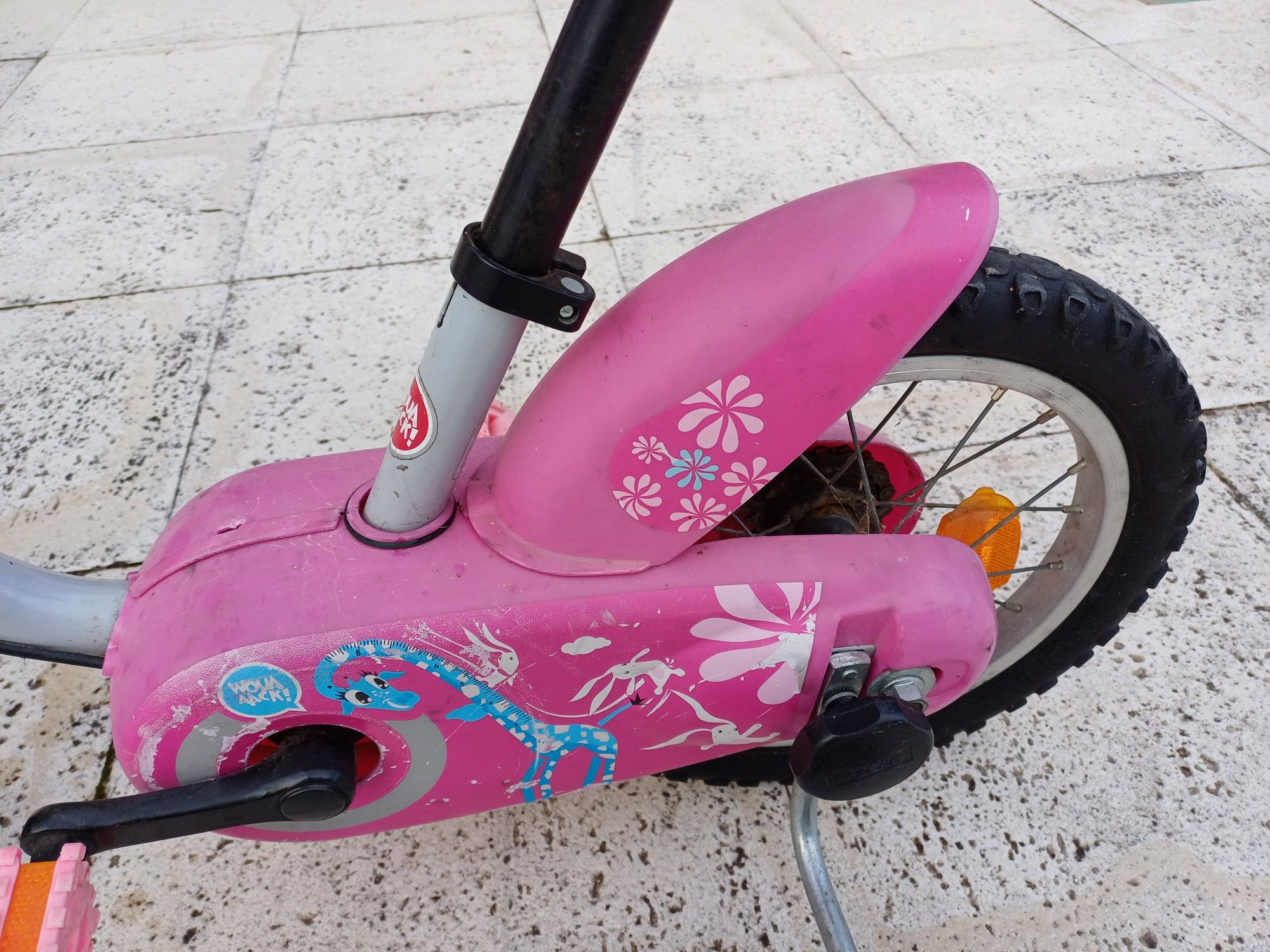 Bicicleta rosa com rodinhas