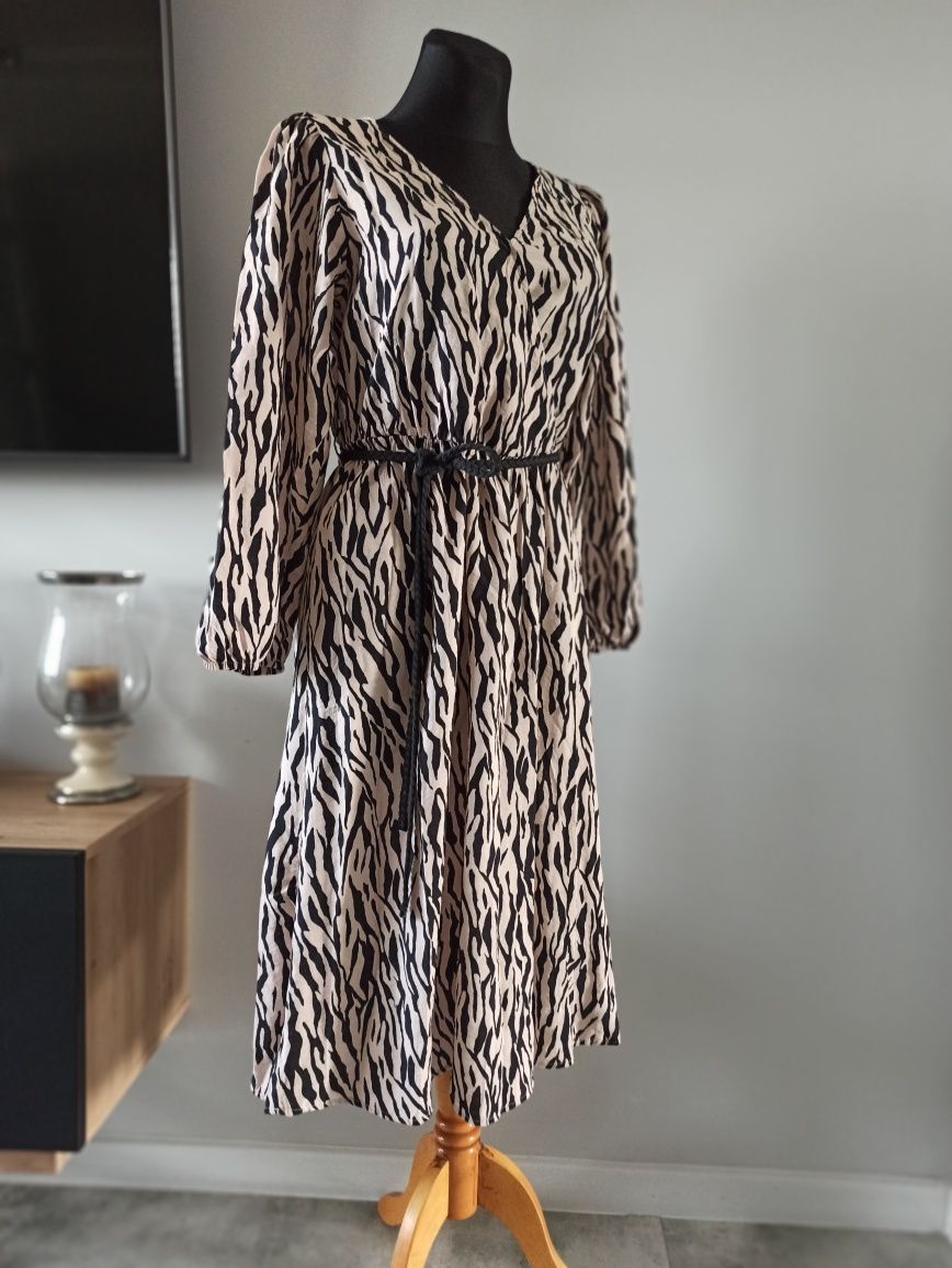 Kopertowa sukienka Reserved w motyw zwierzęcy tygrysie pasy XL