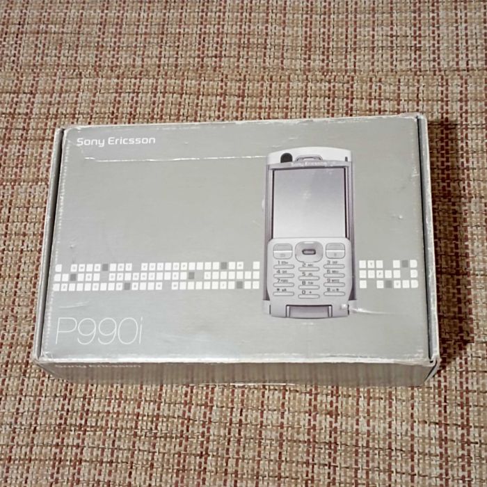 Новый в коробке мобильный телефон Sony Ericsson P990i