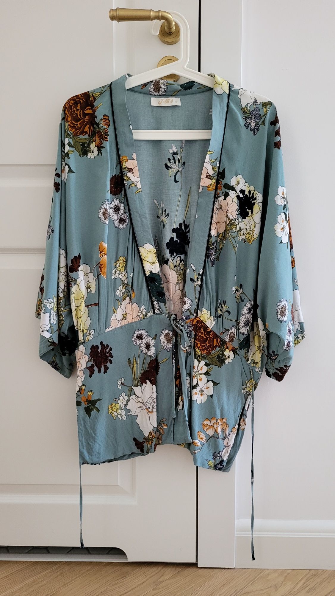 Kimono narzutka w kwiatowy wzór