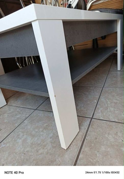 Stolik kawowy w kolorze bialym