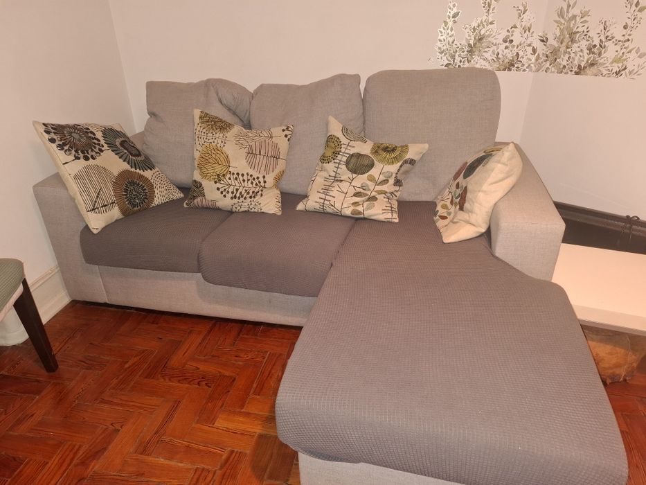 Sofá chaise lounge cinza claro com capas e almofadas incluídas