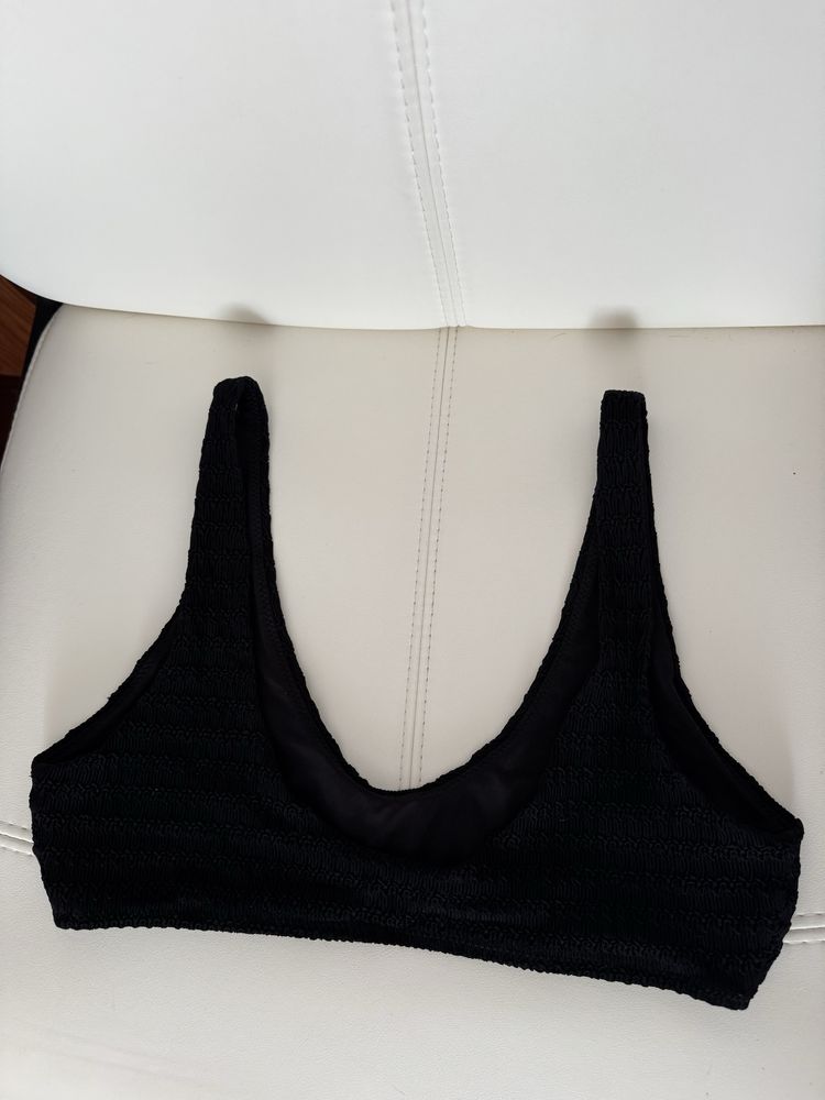 Bikini preto - top com relevo e cuecas com folhos