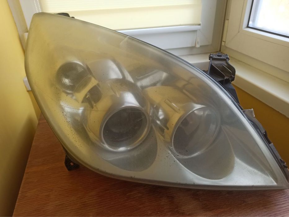 Продам праву фару для Опель Вектра С