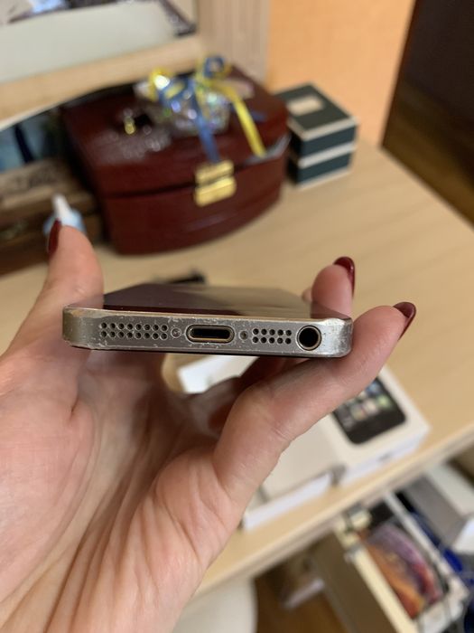 Продам IPhone 5s Spase gray кольору 16 гб