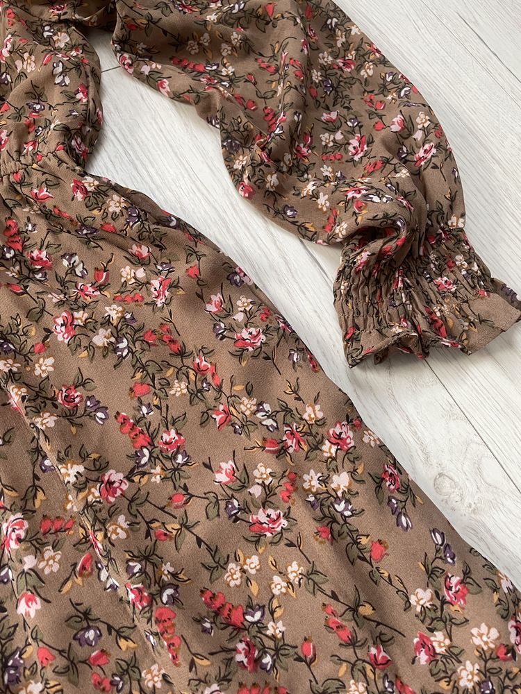 Brązowa tiulowa sukienka midi w drobne kwiatki długie rękawy taliowana