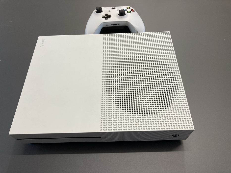 Xbox one s 500gb. Padem