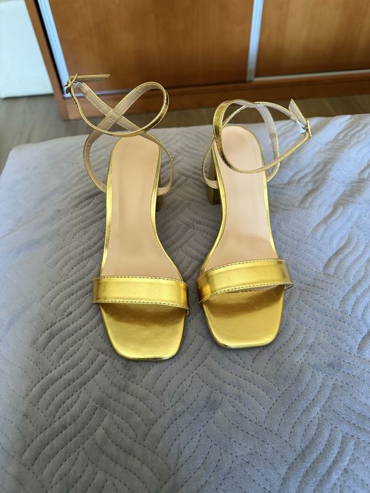 Sandálias douradas