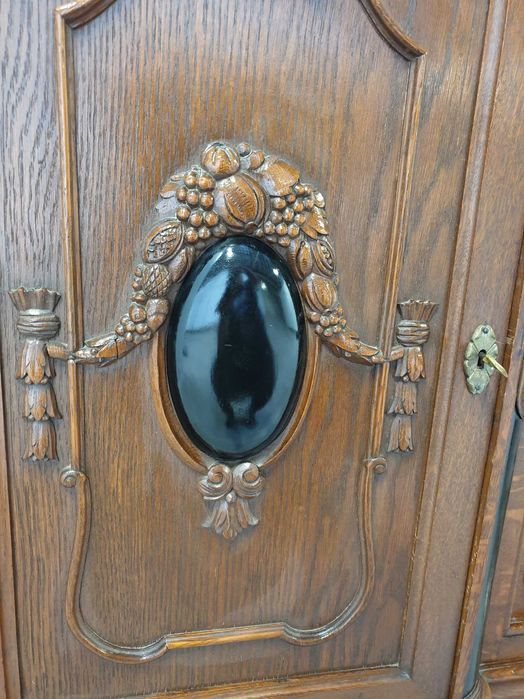 Antyk Ślicznie zdobiony dębowy kredens bufet. Meble z Francji - XIX w