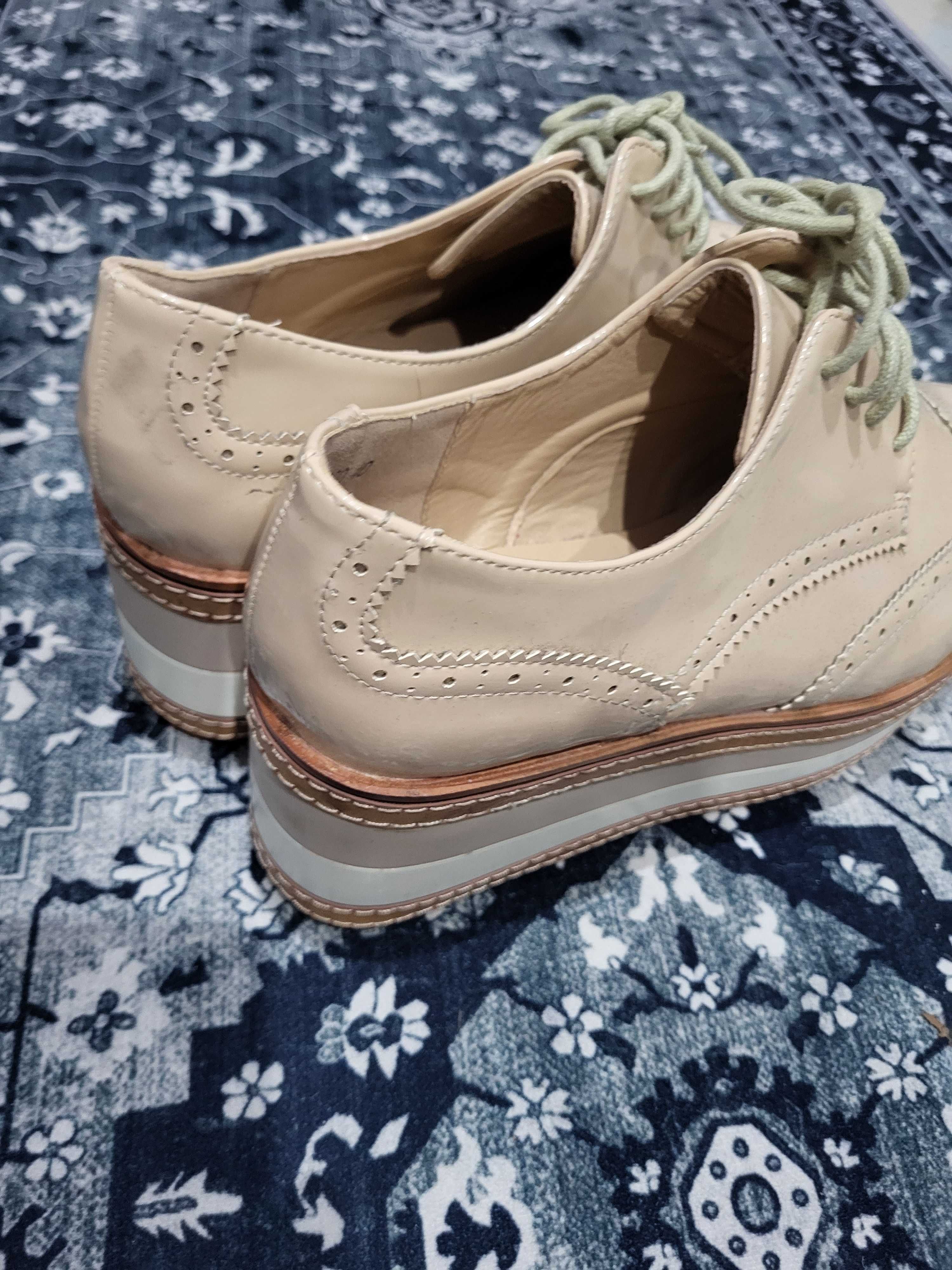 Buty na wysokiej koturnie