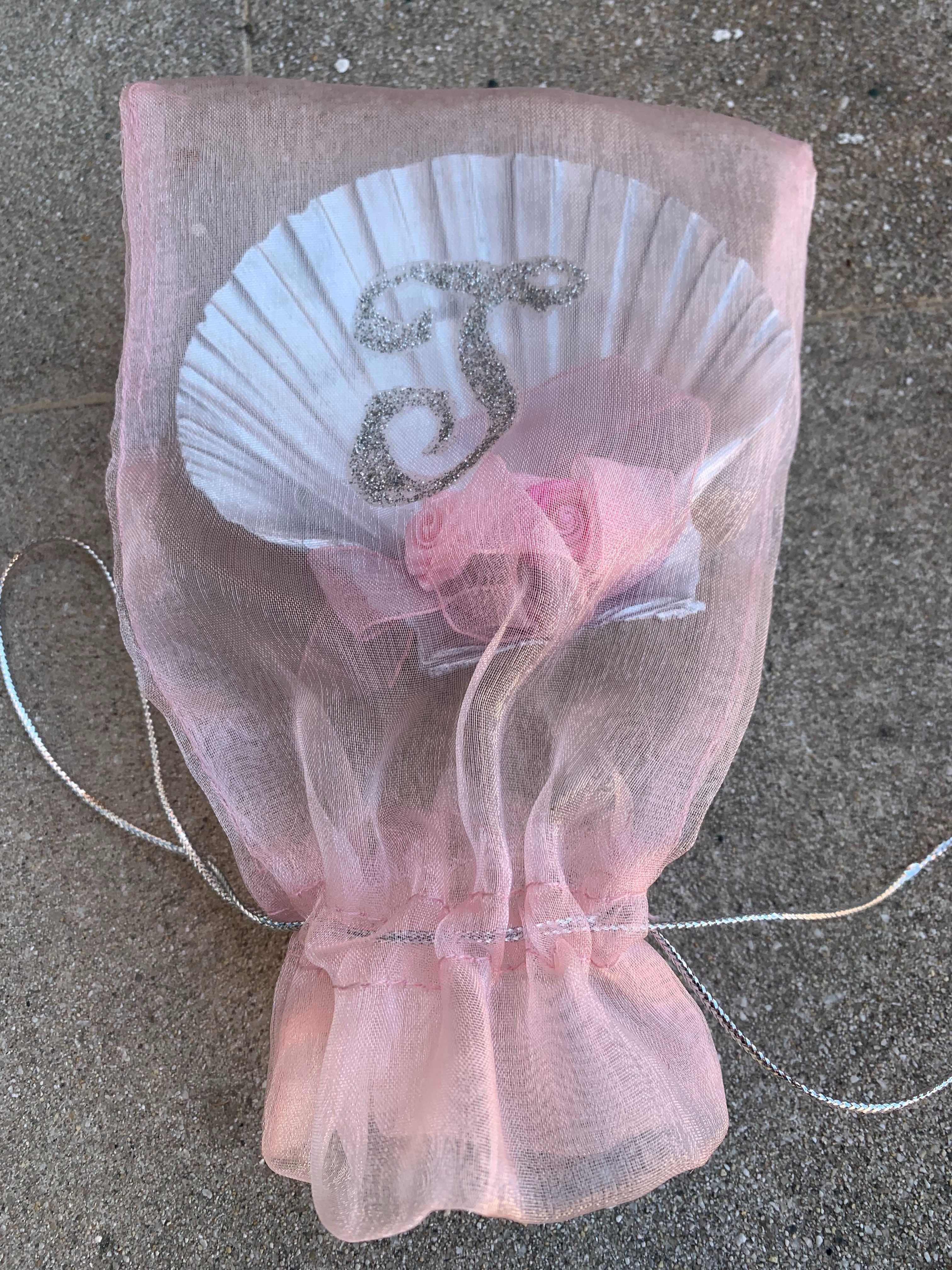 Concha de batismo prateada 5 rosas com saqueta transparente letra J