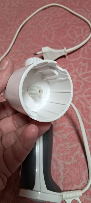 Міксер  для збивання чи змішування.