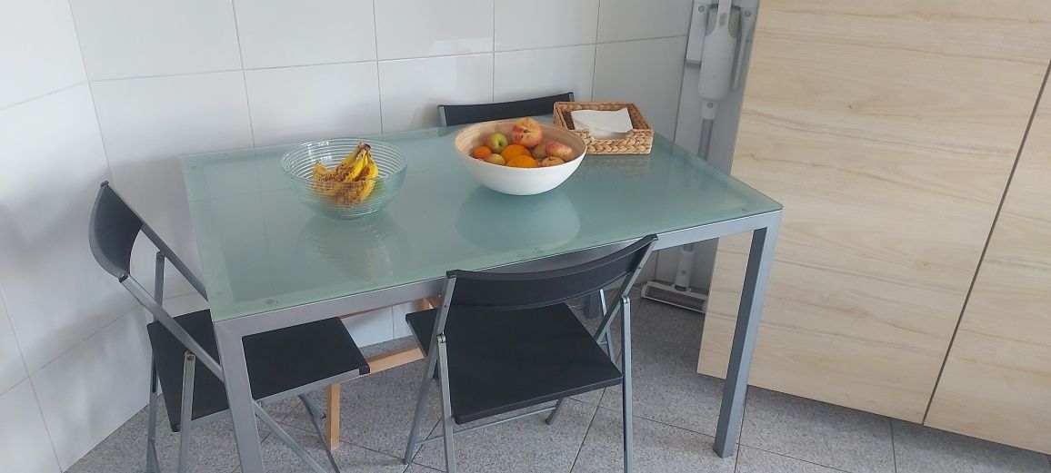 Mesa de vidro com e cadeiras