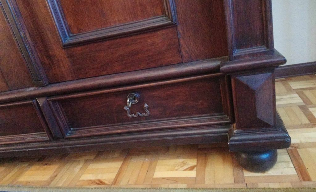 Stara szafa po Księżnej Radziwill wraz z szafką i kwietnikiem