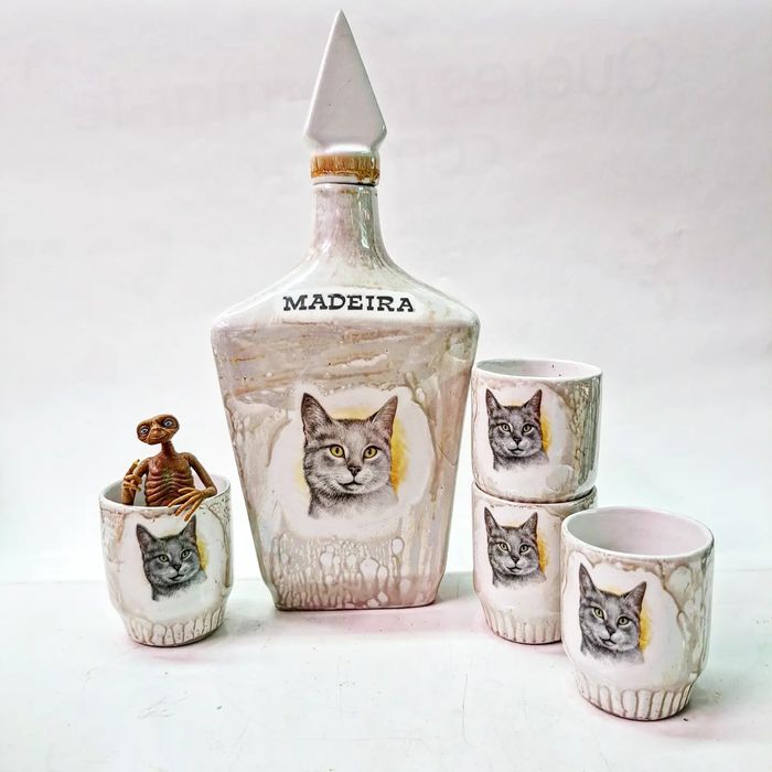 Conjunto garrafa e 4 cálices, com imagem de gatos

15 €

#A9934CR
