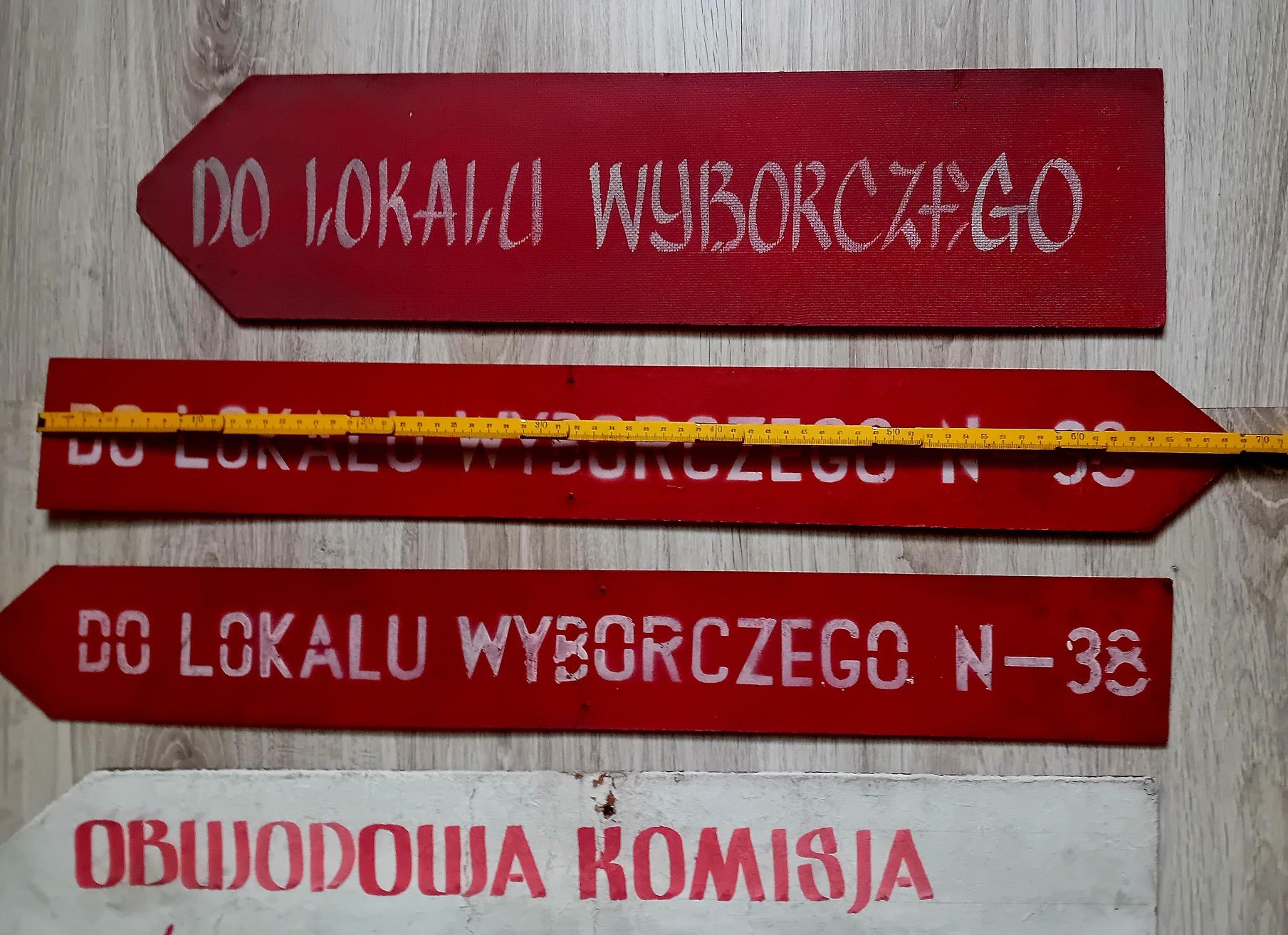 Pięć tablic informacyjnych z PRL