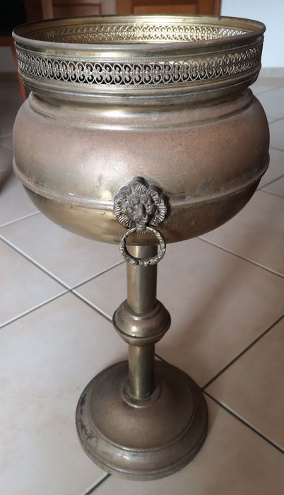 Floreira antiga de pé alto cobre