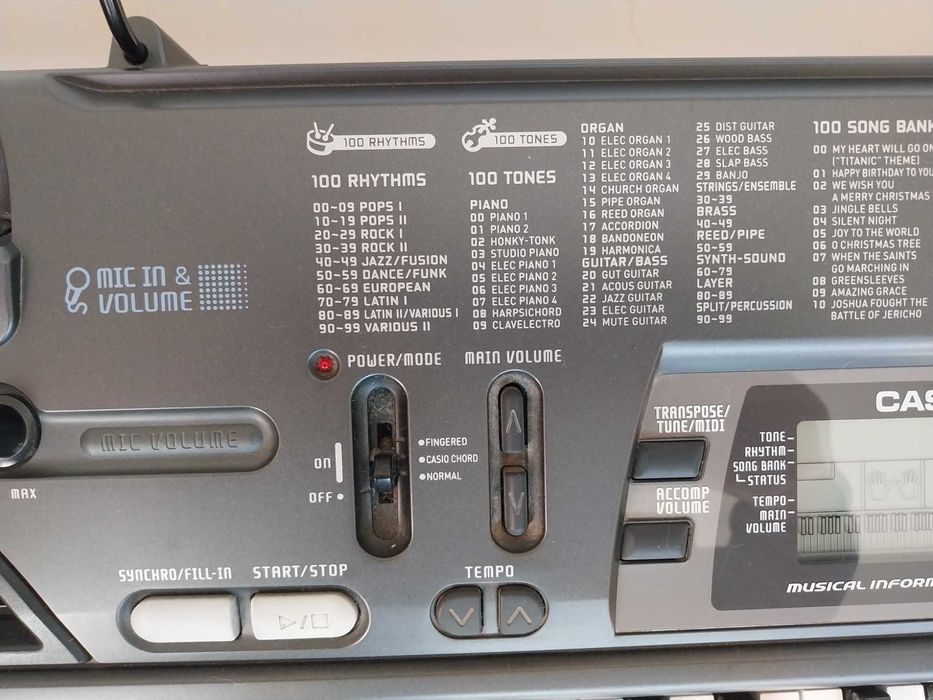 Teclado Casio CTK-700 com 100 ritmos, 100 sons e 100 musicas