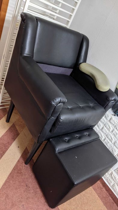 Продам мебель: шкаф, полки, кресло