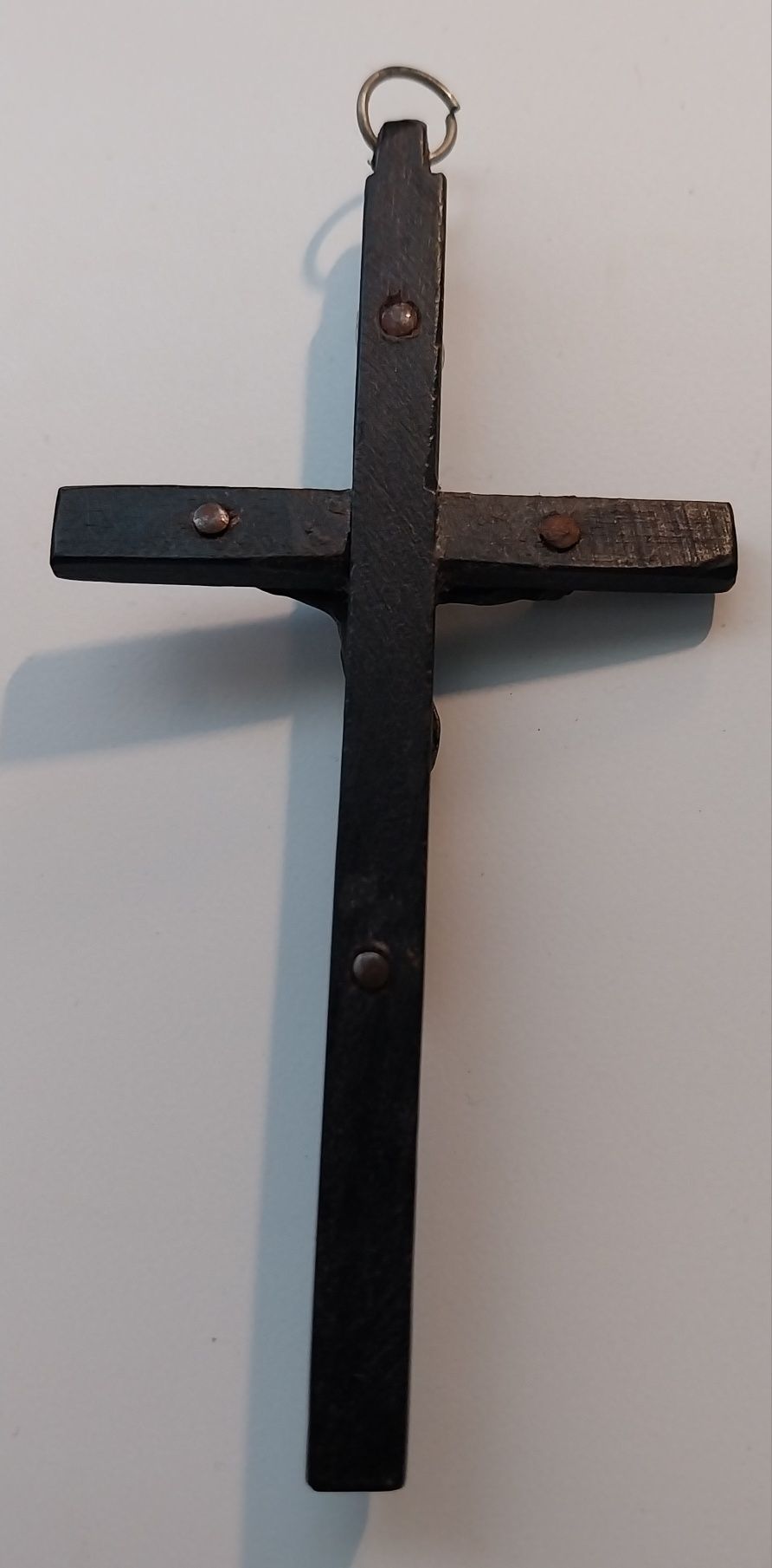 Pequeno crucifixo muito antigo em madeira e metal