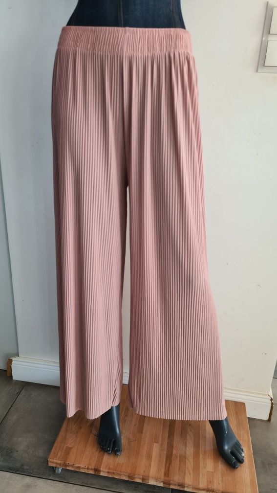 Plisowane spodnie. Pudrowy róż. Rozmiar od L, XL do XXL