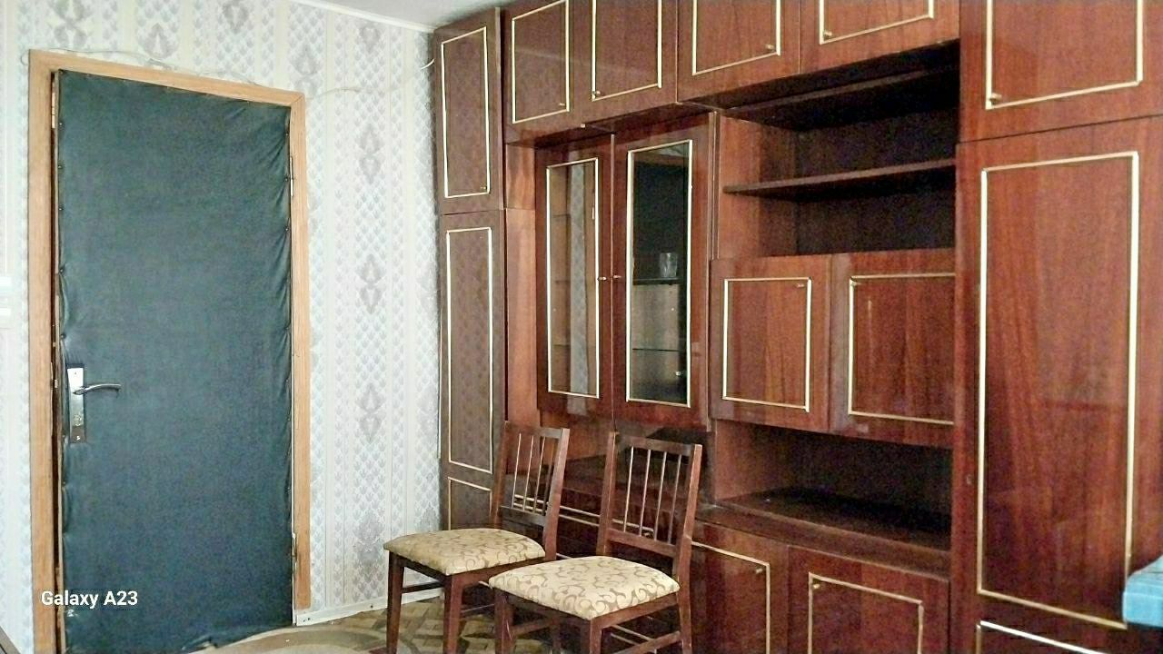 Сдам отличную гостинку напротив Рынка ХТЗ! Метро 15 минут.