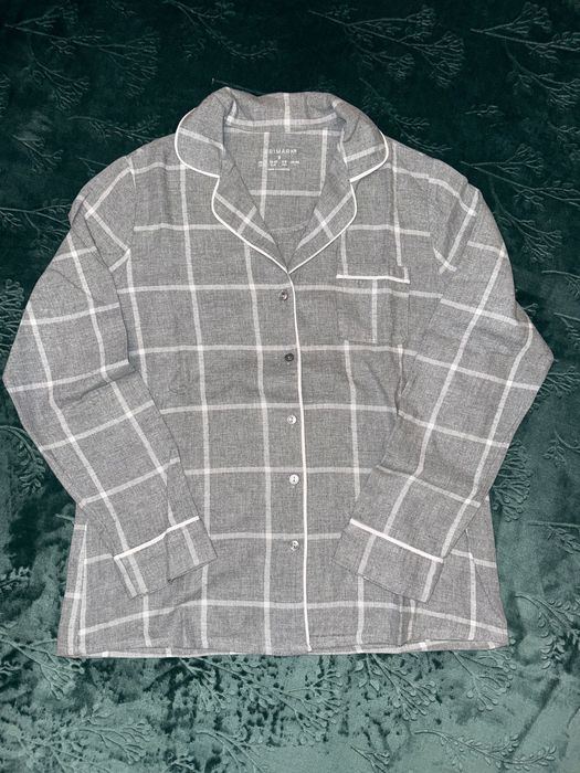 Pijama cinzento com riscas brancas