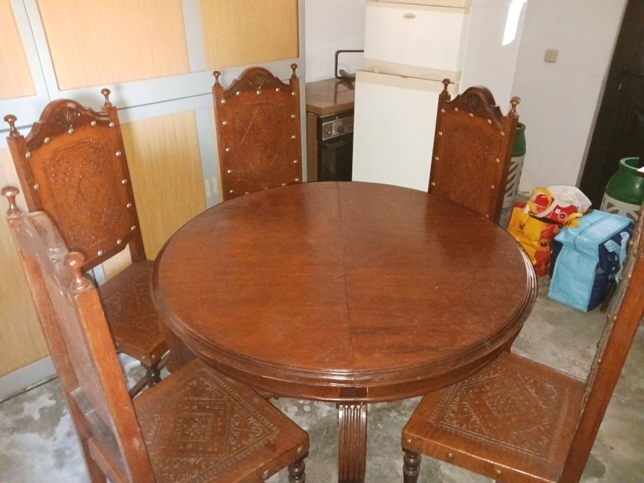Mesa Extensível de Madeira + 6 Cadeiras em Couro Gravado