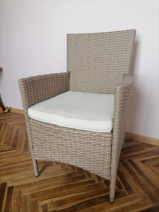 Крісло з подушечкою