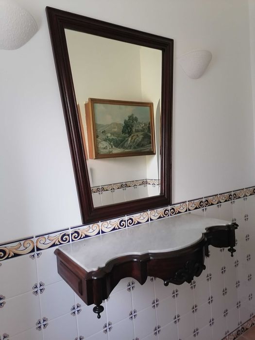 Credência antiga com tampo em pedra mármore e moldura,