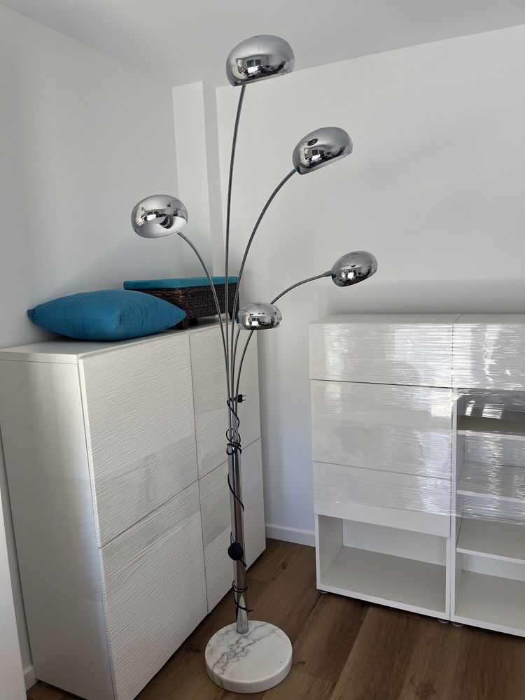 Candeeiro de pė moderno de metal com base em pedra marmore
