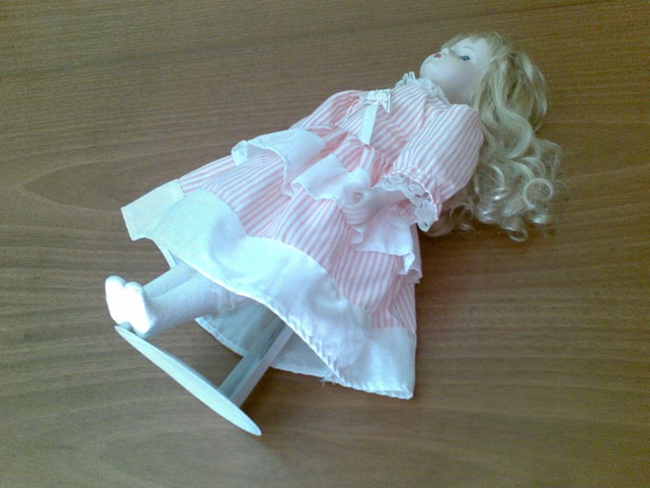 Boneca de Porcelana Antiga com Suporte