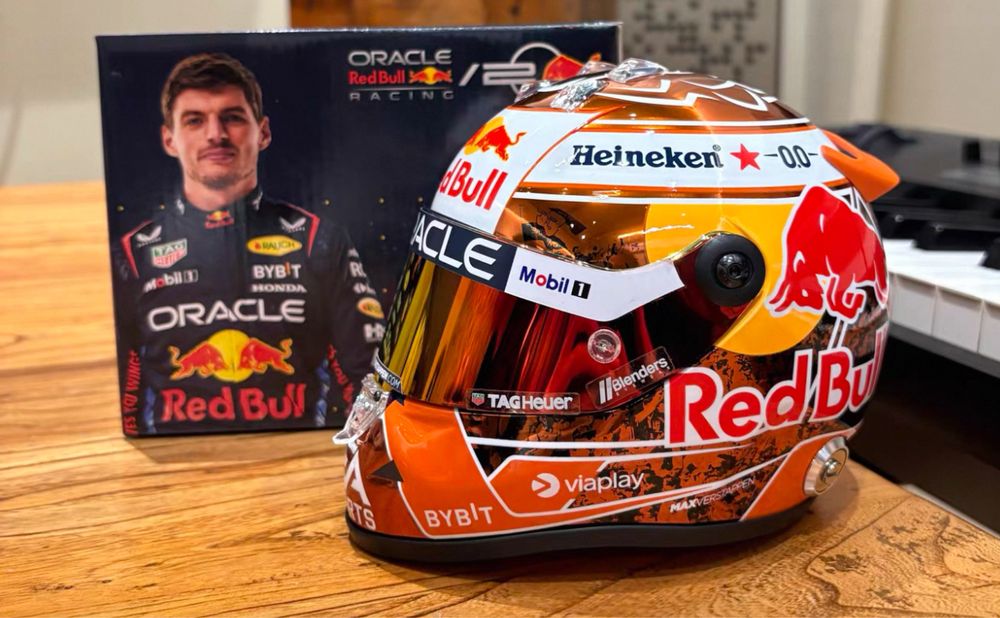 Capacete F1 Max Versttappen tamanho 1:2, para expositor
