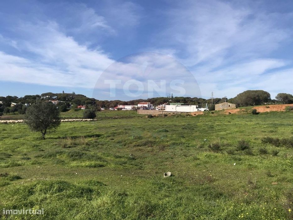 Terreno Rústico com Projeto Aprovado para Moradia Unifamiliar - Por...