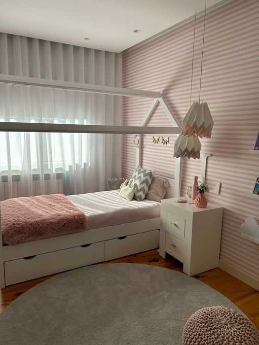 Cama de menina em forma de casa