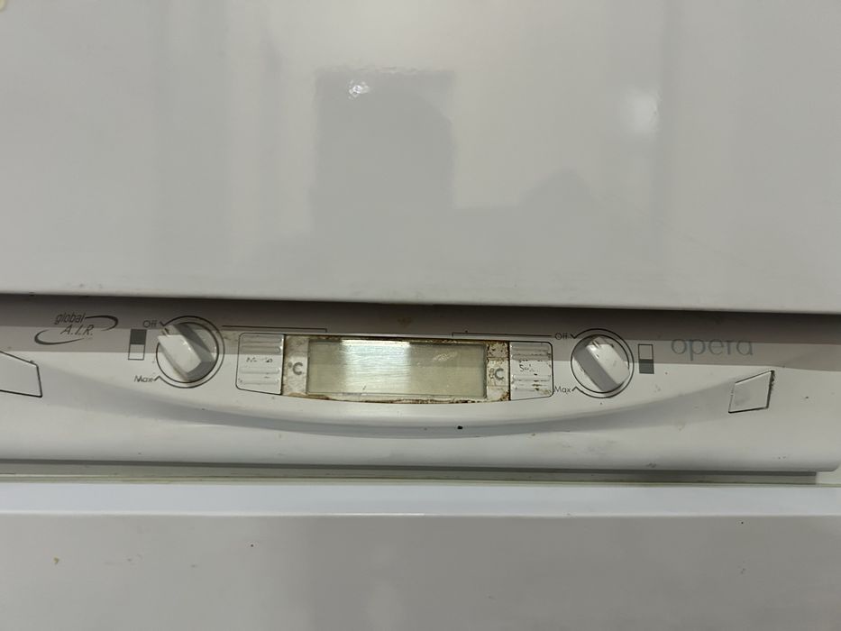 Вбудованмй холодильник ARISTON OPERA