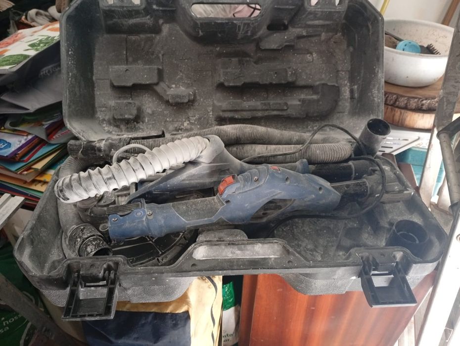 Maquina de pressão, lixadeira Makita e girafa