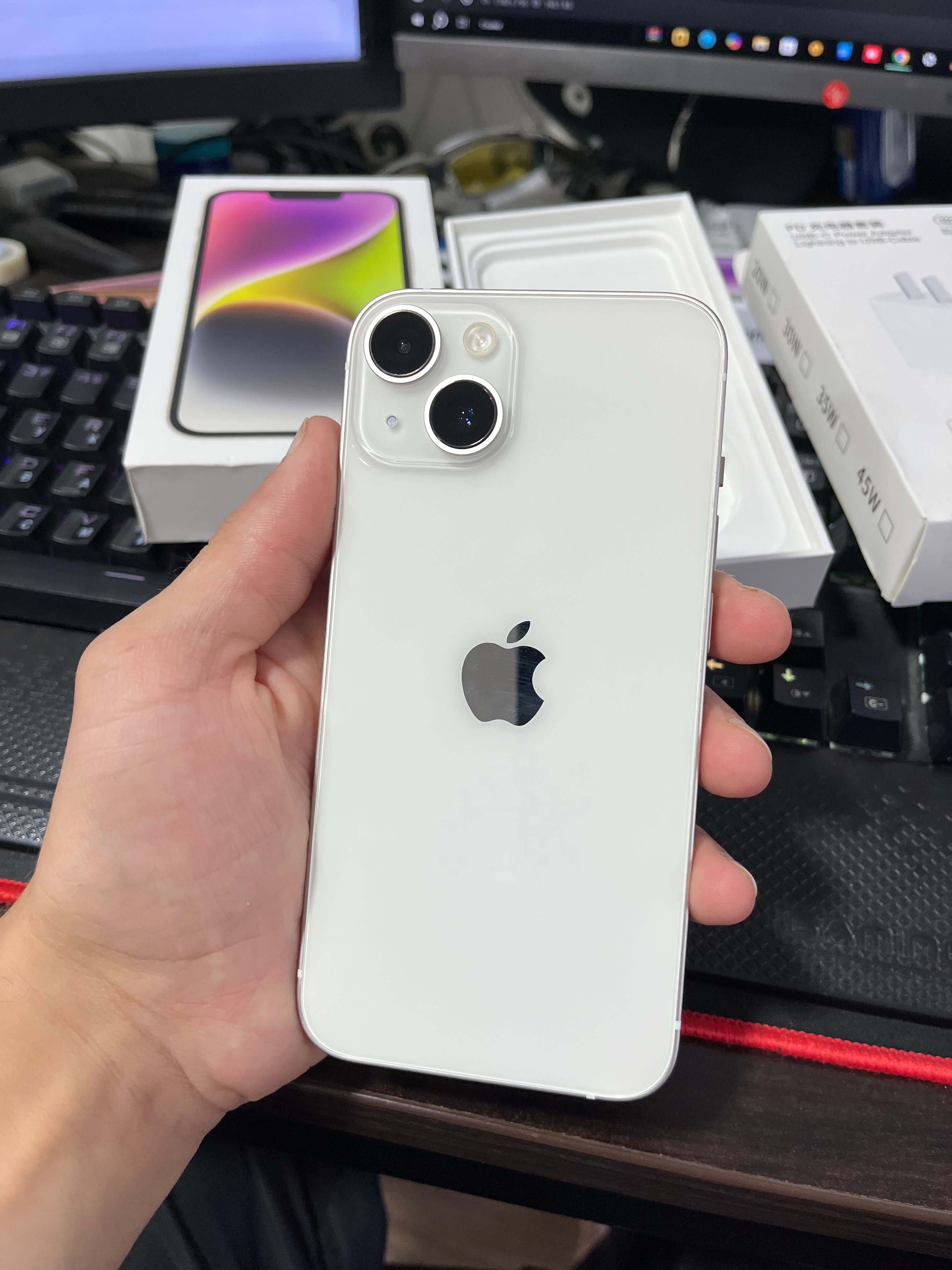 Майже новий iPhone 14 128gb Starlight неверлок