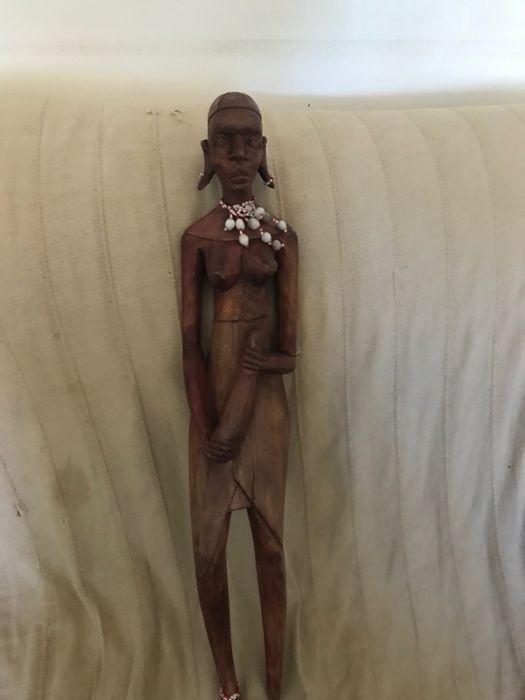 Escultura feminina em madeira africana