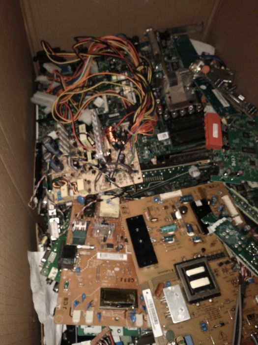 Karton z płytkami elektronicznymi