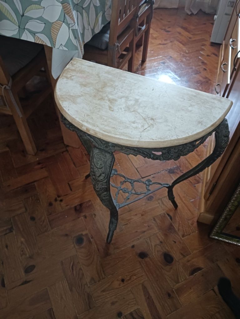 Mesa e espelho em segunda mão