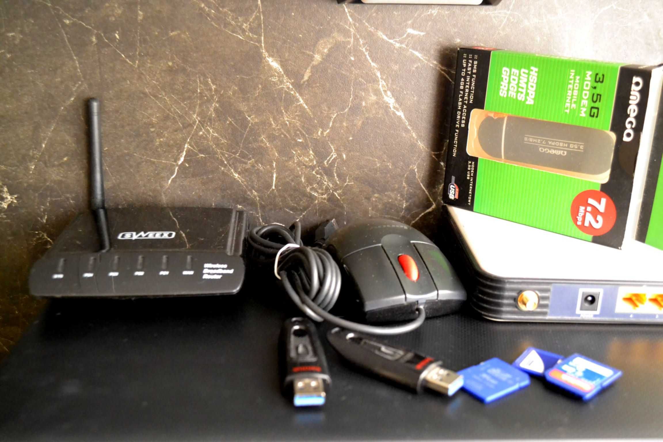 zestaw starej elektroniki 2x router 2x pendrive USB karty pamięci mysz