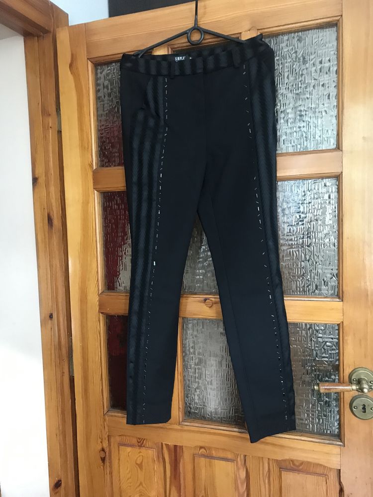 Eleganckie czarne spodnie Simple z cekinami r. S