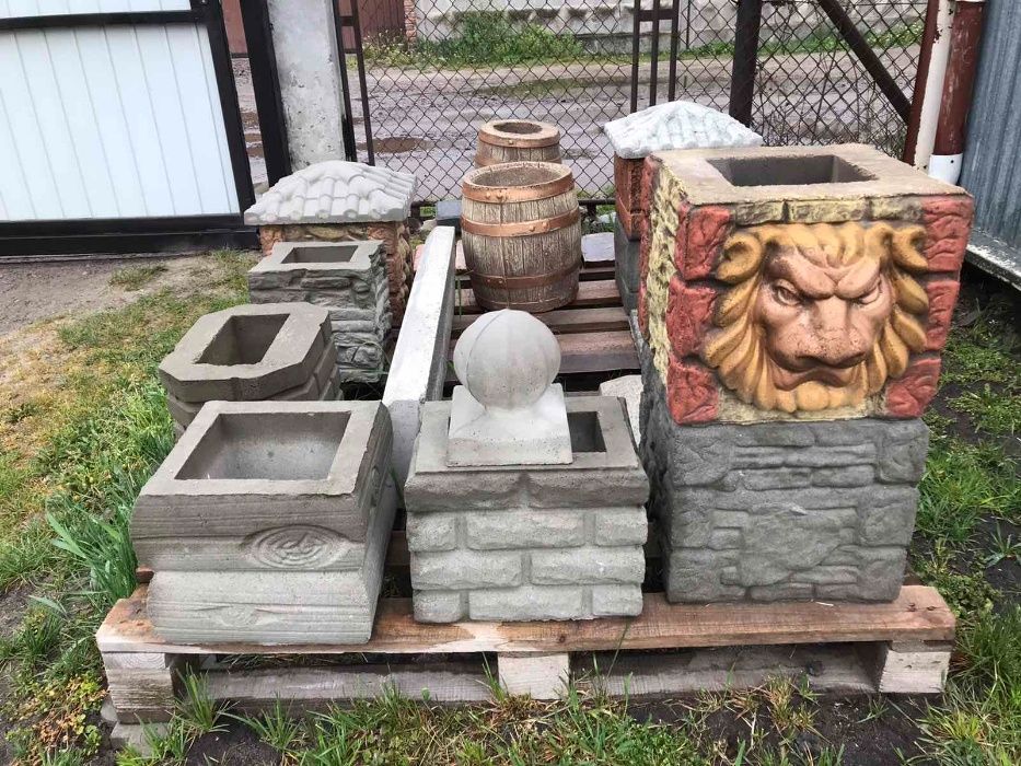 Бетонний паркан та стовпчики