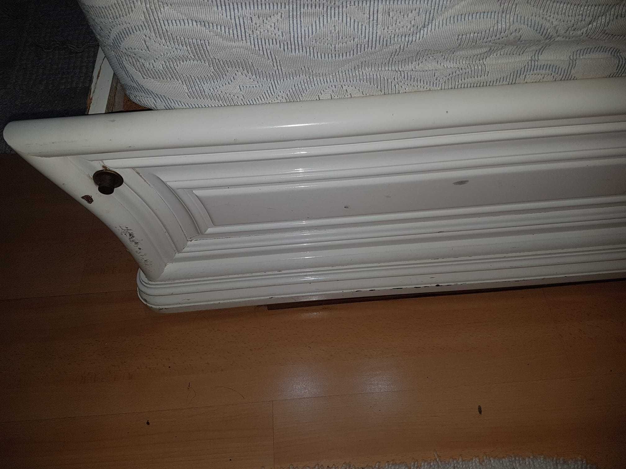 Cama de casal em madeira lacado a branco