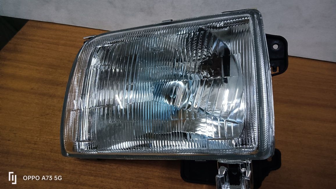 Farol Nissan Navara D22 ótica esquerda Depo