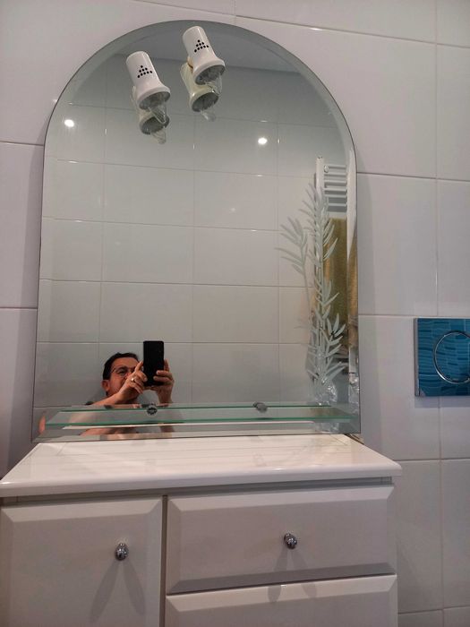 Movel de casa de banho vendo  com espelho incluído em boas condições.