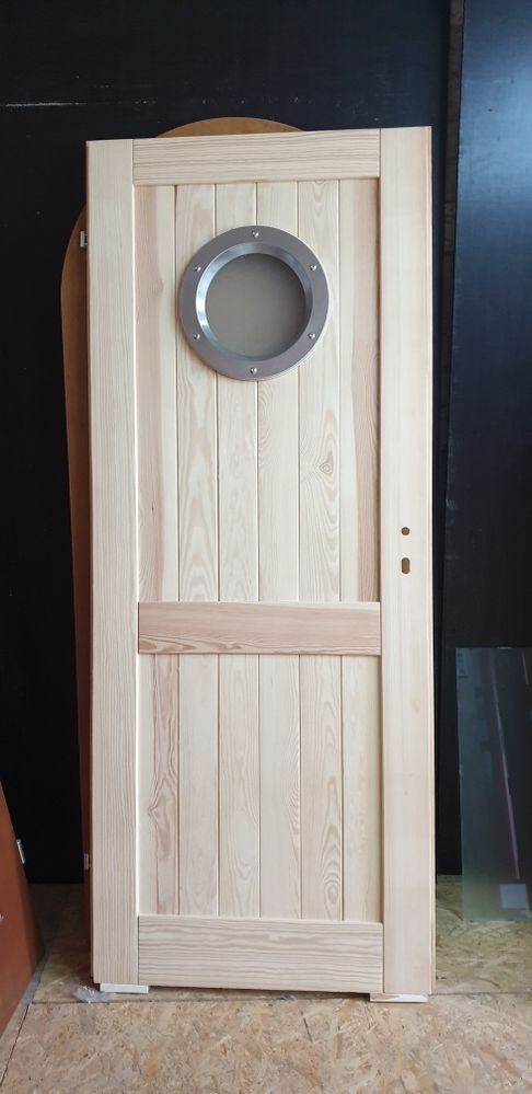 Drzwi drewniane z bulajem