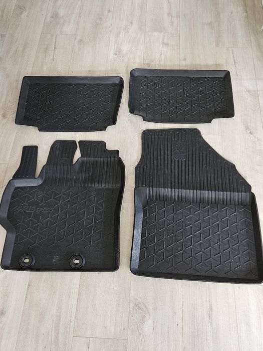 Yaris Cross dywaniki gumowe oryginalne