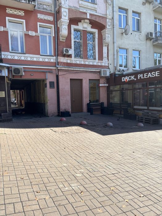 Вул Володимирська, 81-а; Нежитл приміщ, фасад, окремий вхід, 64 метра